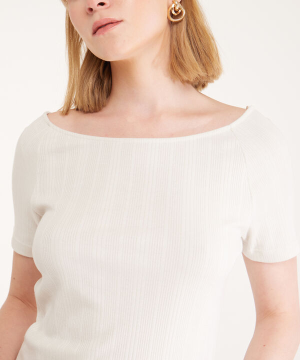 Camiseta Unicolor Manga Corta Con Cuello Bandeja. Textura En Rib