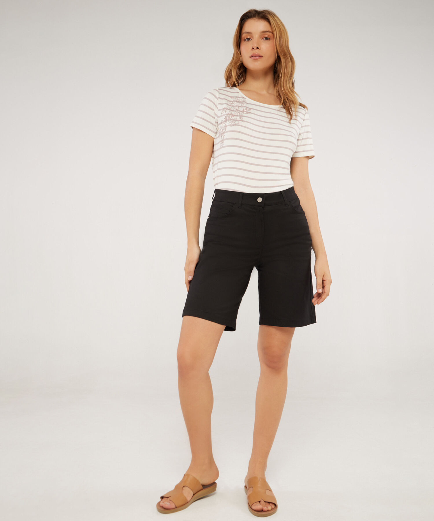 Bermuda Unicolor, 5 Bolsillos Tipo Culotte Con Bota Semi Campana, Carmin