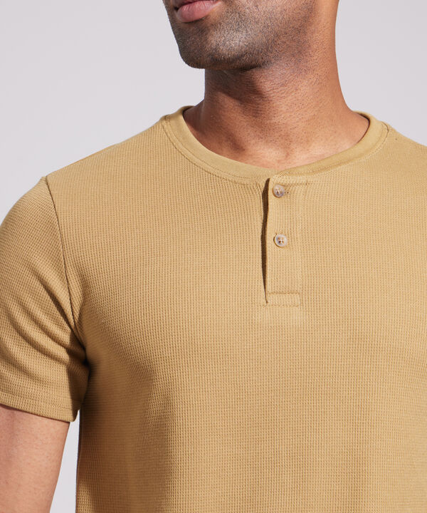 Camiseta Manga Corta Unicolor Cuello Henley