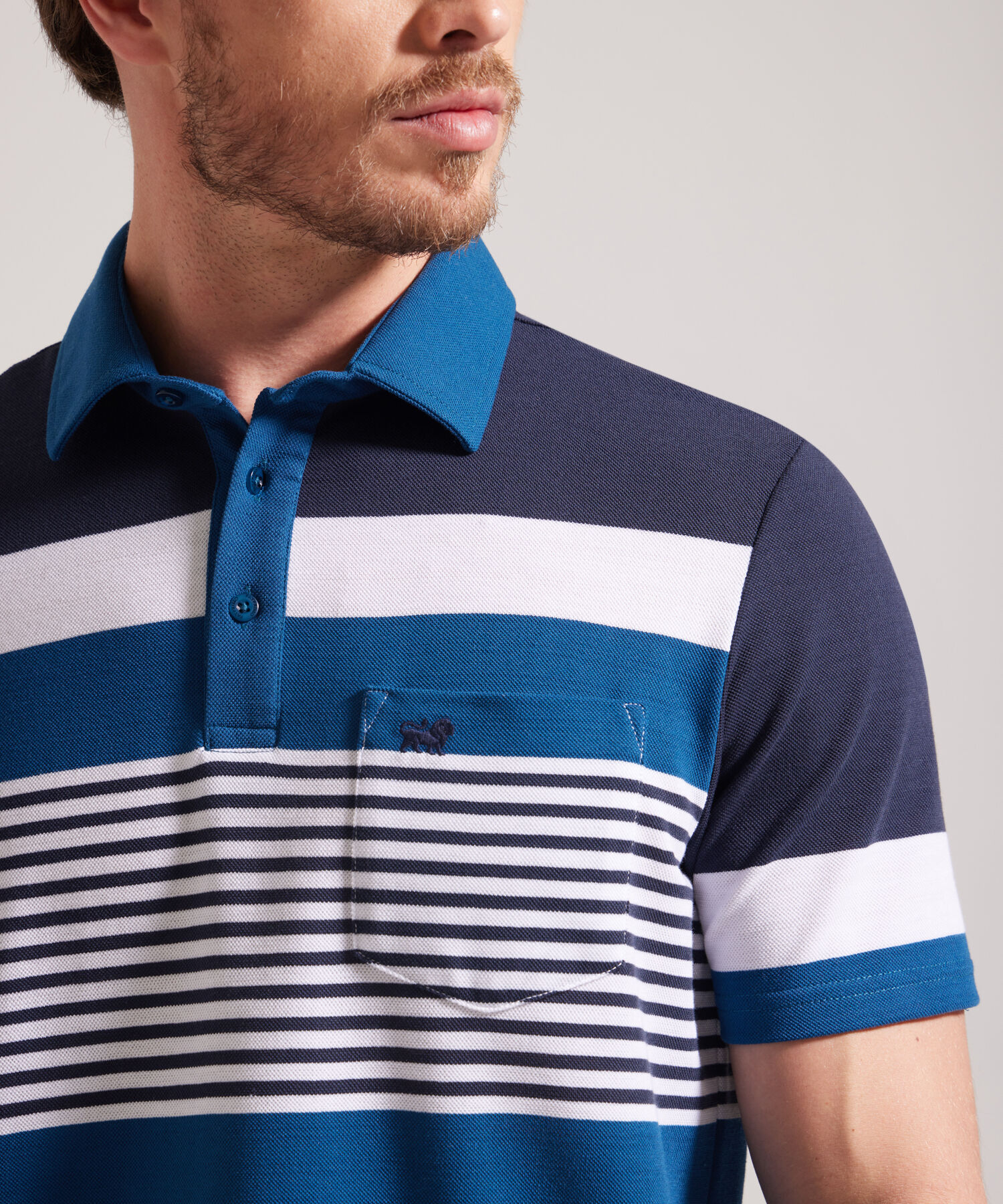 Polo Cuello Duro Con Bolsillo, Pique Preteñido Y Silueta Regular Fit Azul