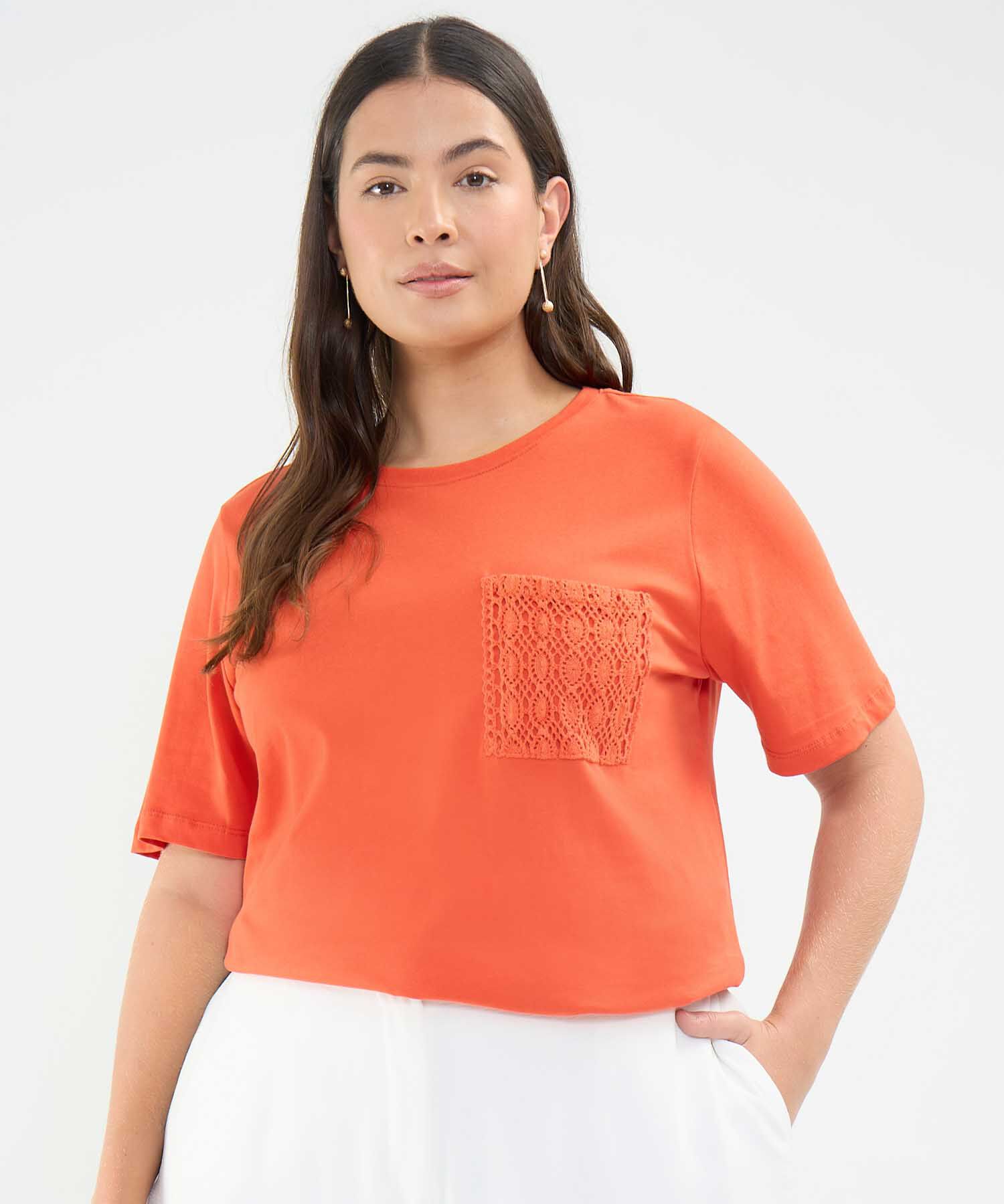Camiseta con Bolsillo Bordado