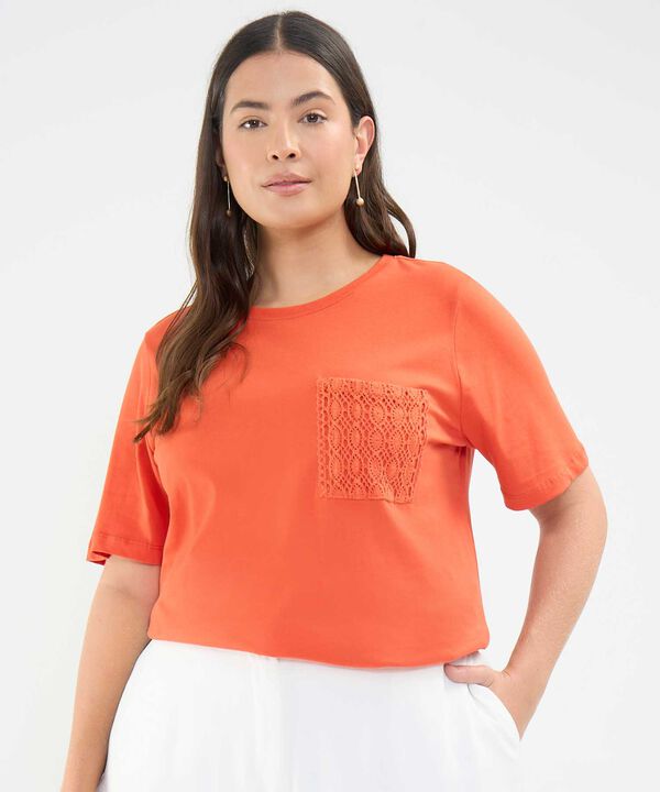 Camiseta con Bolsillo Bordado