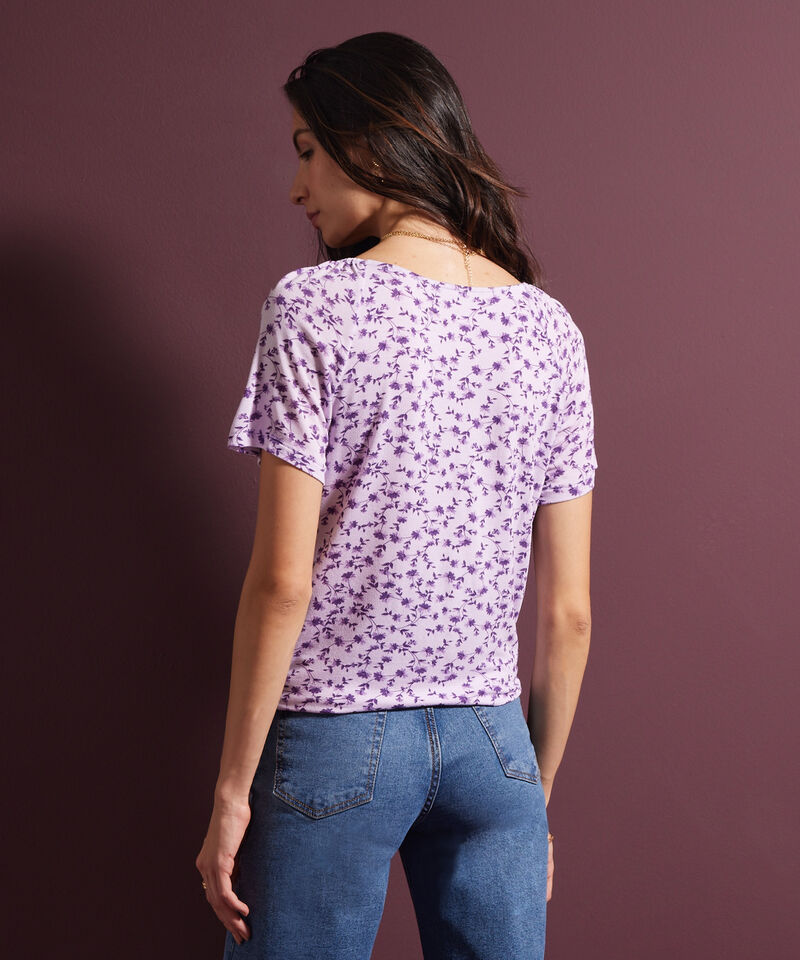 Camiseta Estampada Cuello V, Manga Corta Con Recogido Y Botonadura En Centro Frente