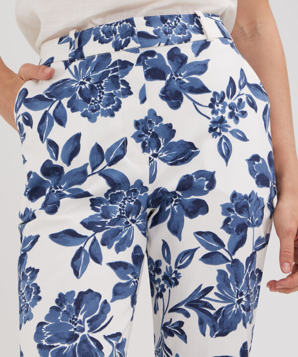 Pantalón Capri  Estampado image number null