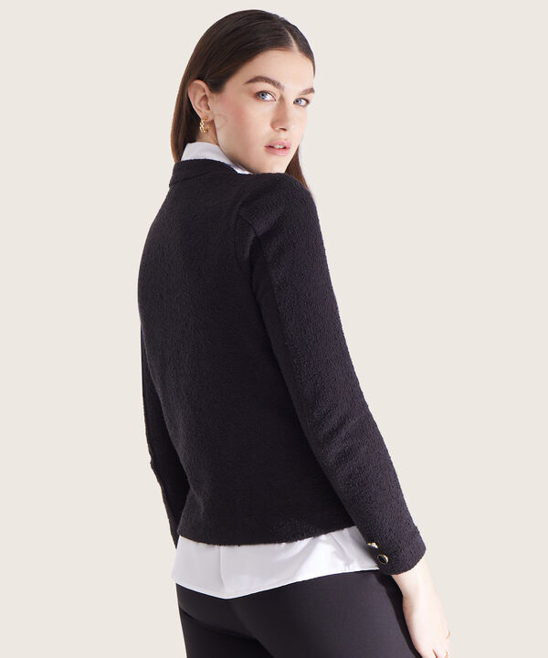 Chaqueta Unicolor Con Bolsillos En Frente