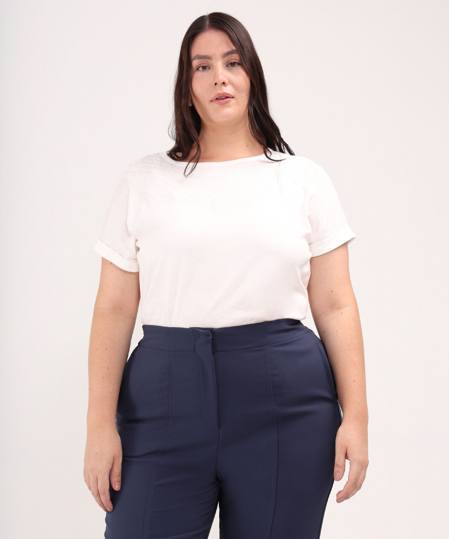 Camiseta Unicolor Con Bordado