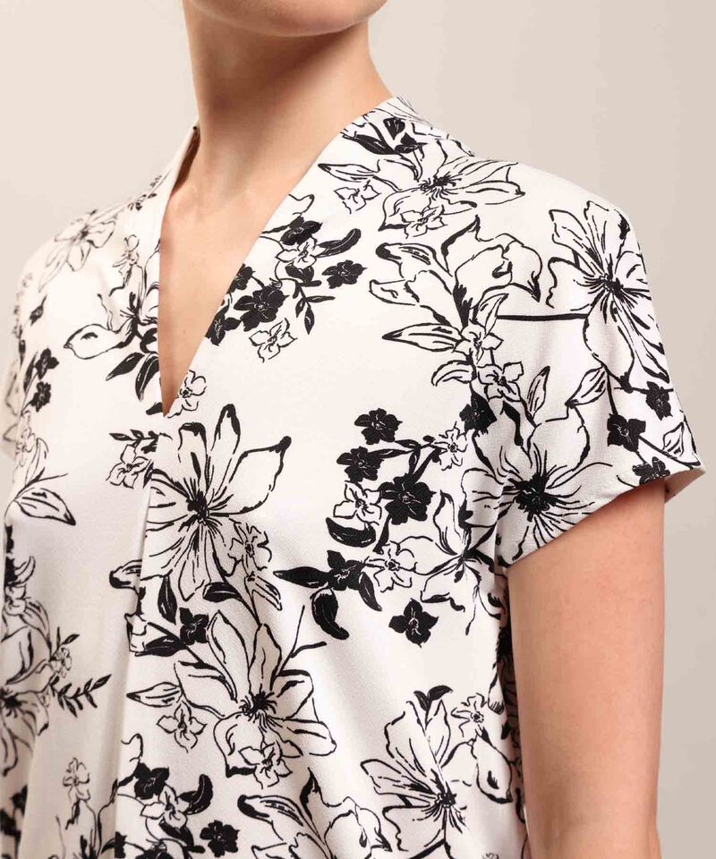 Camiseta cuello mao estampada 