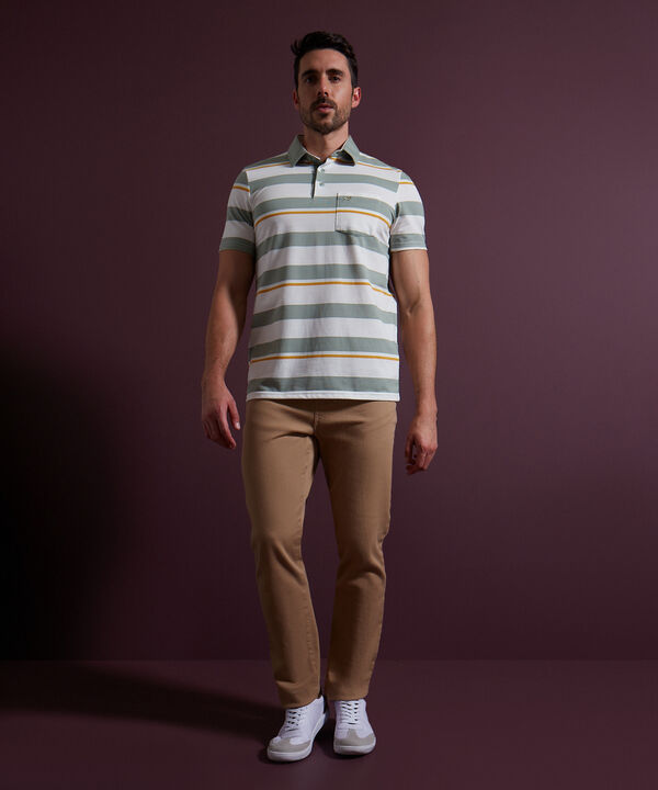 Polo Preteñida Cuello Duro Con Bolsillo, Pechera Y Banda En Contraste Unicolor, Silueta Regular Fit