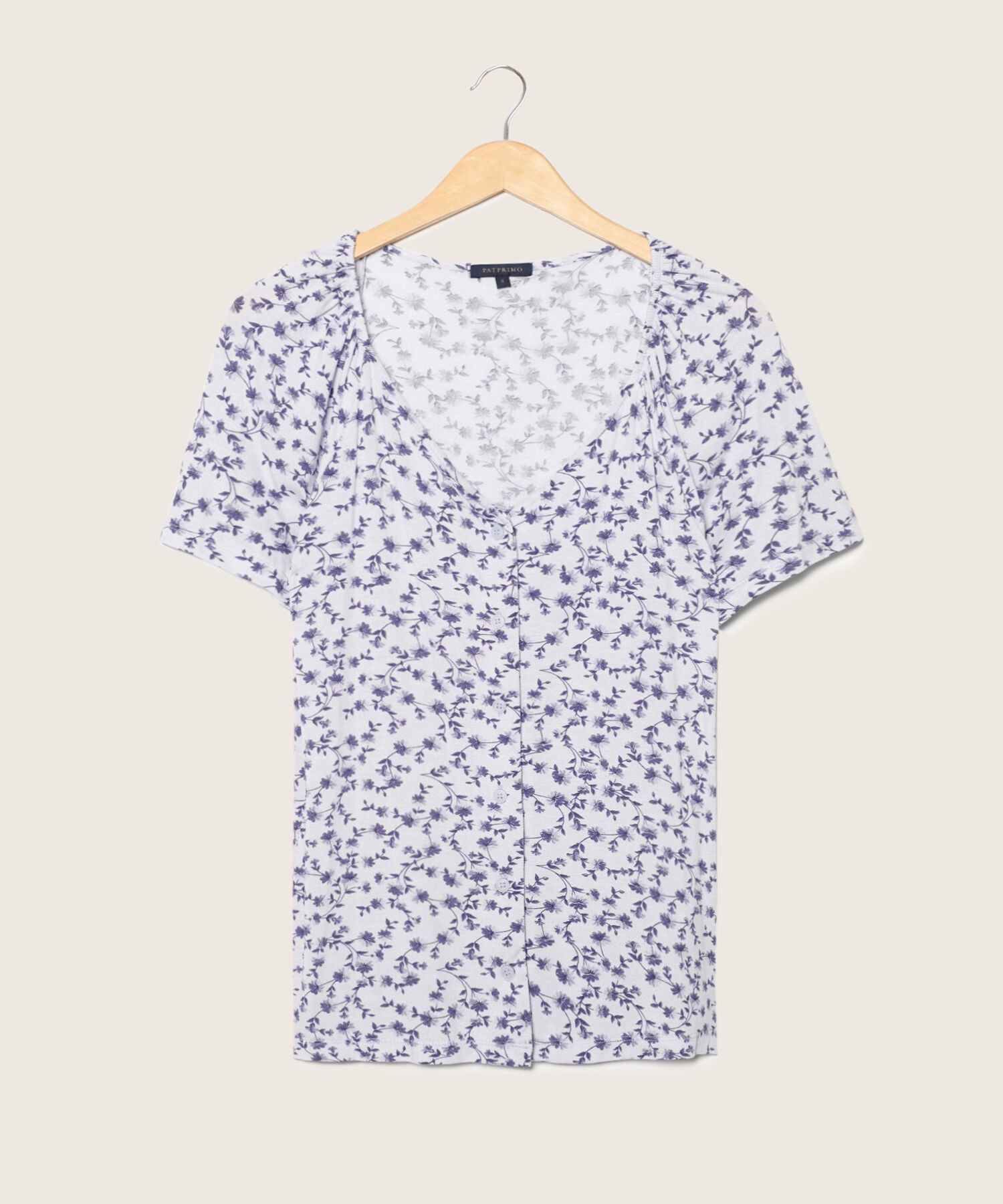 Camiseta Estampada Cuello V, Manga Corta Con Recogido Y Botonadura En Centro Frente