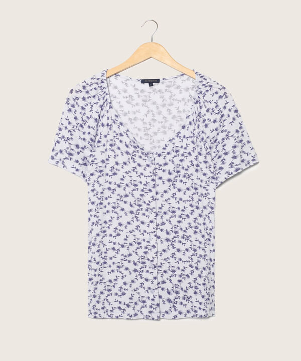 Camiseta Estampada Cuello V, Manga Corta Con Recogido Y Botonadura En Centro Frente