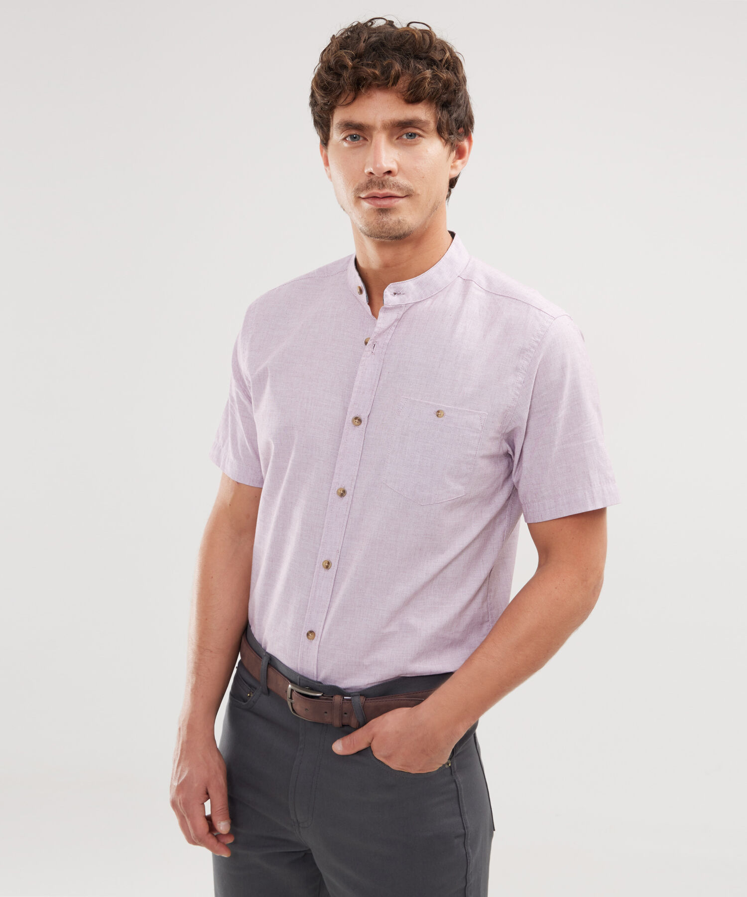 Camisa Preteñida Cuello Neru, Manga Corta Con Bolsillo Y Silueta Slim Fit