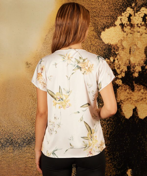 Blusa Estampada Cuello V Con Prense En Centro Frente Con Manga Corta Corrida Y Silueta Holgada