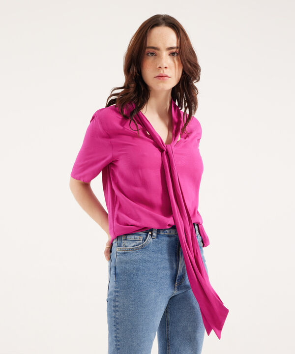 Blusa con Cuello Corbatero