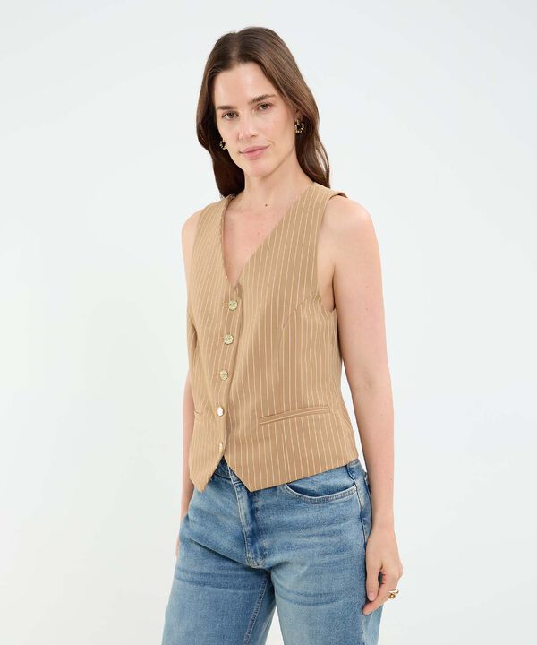 Chaleco estampado con botones martillados para mujer image number null