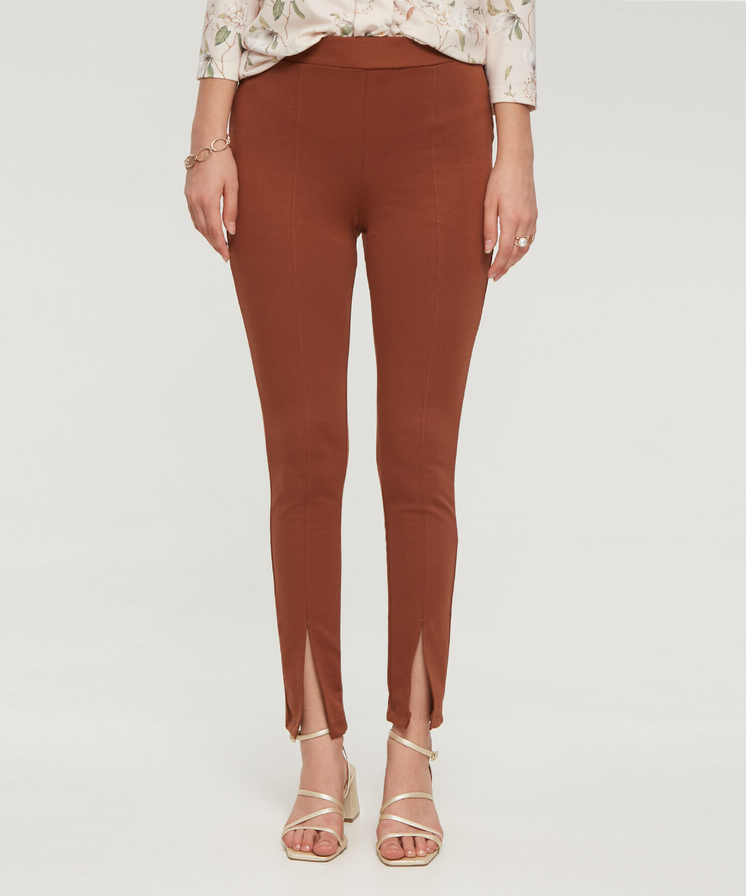 Leggins Unicolor, Tiro Alto Con Corte Central Y Abertura En Bota, Trópico Floral