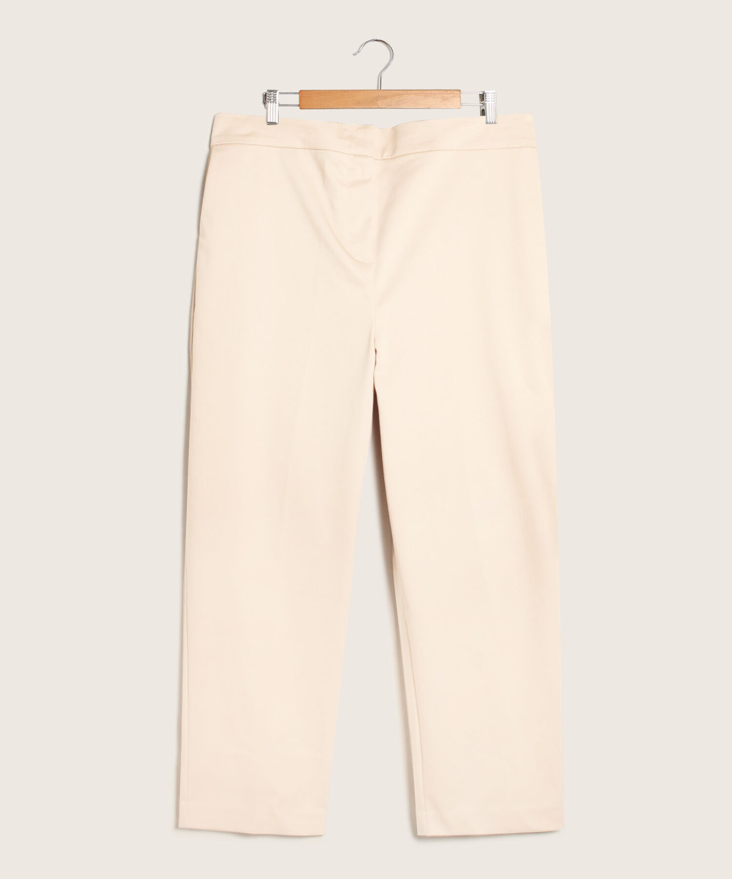 Pantalón Clásico Unicolor Con Bolsillos Diagonales Y Elástico En Pretina Costados