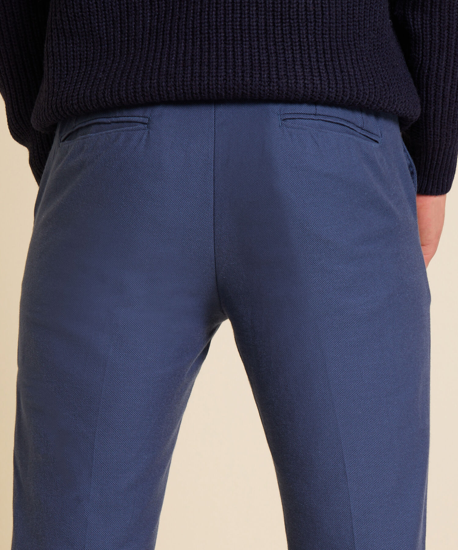 Pantalón Chino Con Detalles De Pretina