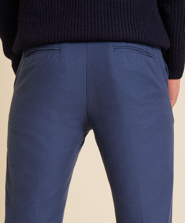 Pantalón Chino Con Detalles De Pretina