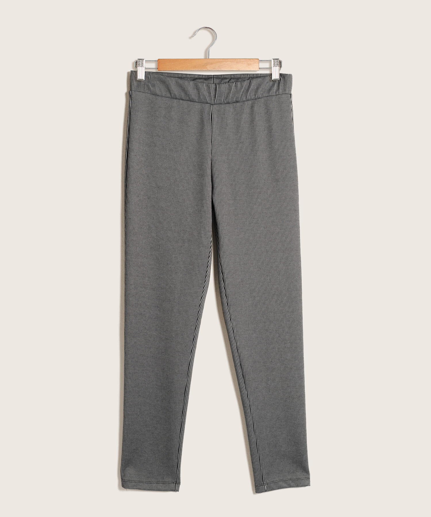 Leggings Preteñido Con Corte En Frente