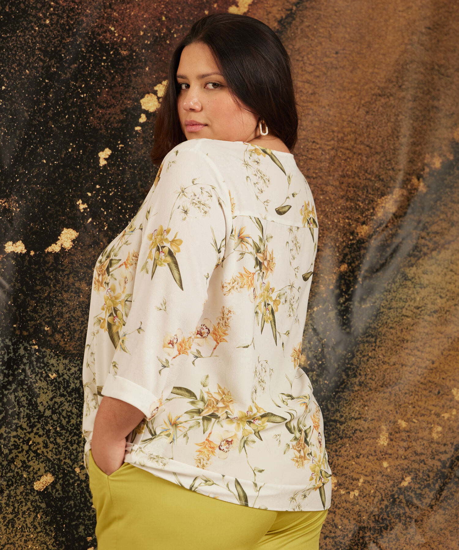 Blusa Cuello Escote En V, Con Prense En Centro Frente Y Manga 3/4 Con Guardapolvo