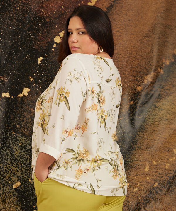 Blusa Cuello Escote En V, Con Prense En Centro Frente Y Manga 3/4 Con Guardapolvo image number null