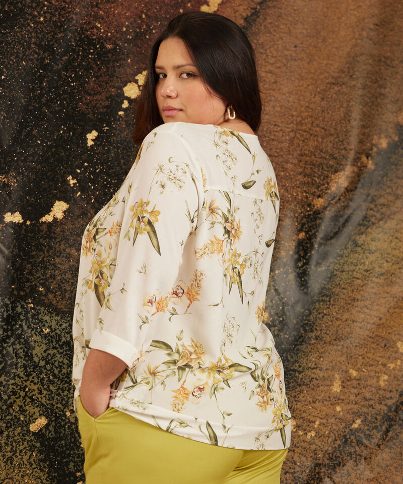 Blusa Cuello Escote En V, Con Prense En Centro Frente Y Manga 3/4 Con Guardapolvo