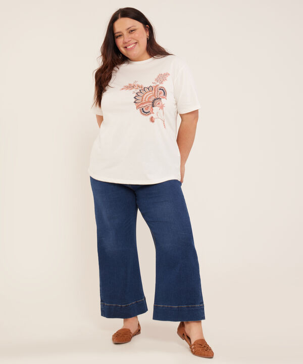 Camiseta Con Screen Y Bordado