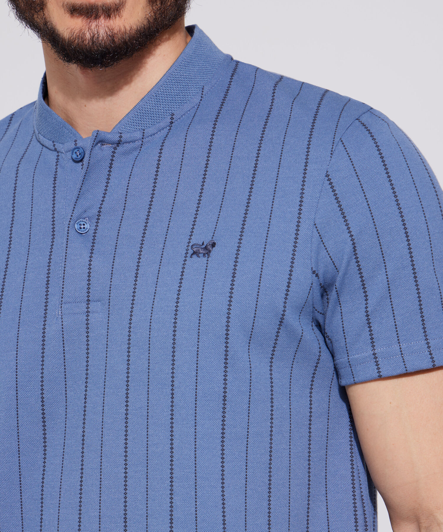 Polo Estampada, Cuello Mao Tejido Con Textura, Silueta Slim Fit
