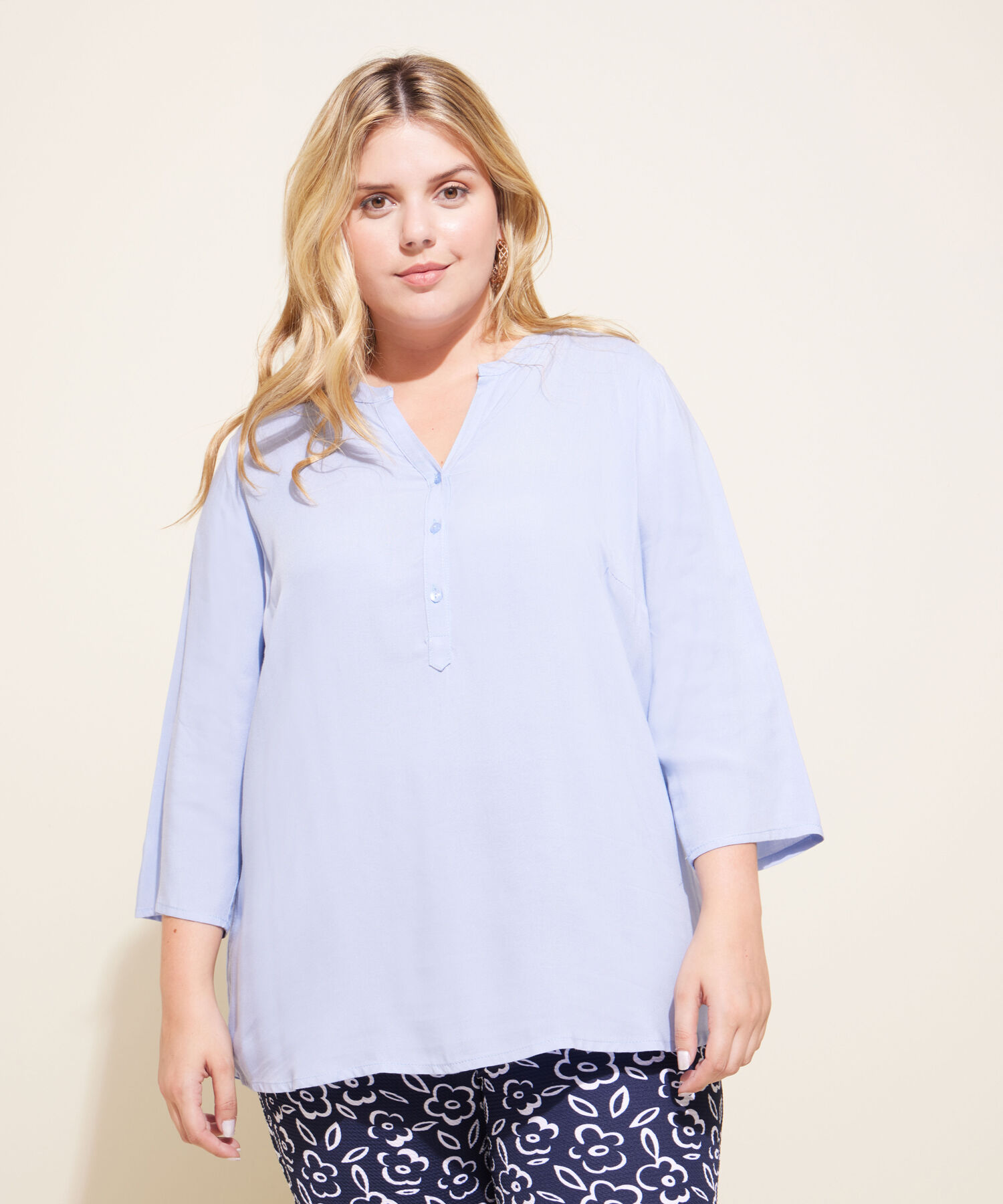 Blusa Unicolor Manga 3/4, Cuello En V Con Pechera Corta Y Cuello Neru