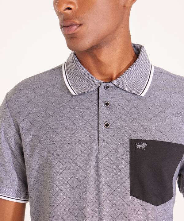 Polo Preteñida Texturizada, Cuello Y Puños Tejidos Con Bolsillo Y Silueta Regular Fit, Sunset Dust Línea Moda image number null