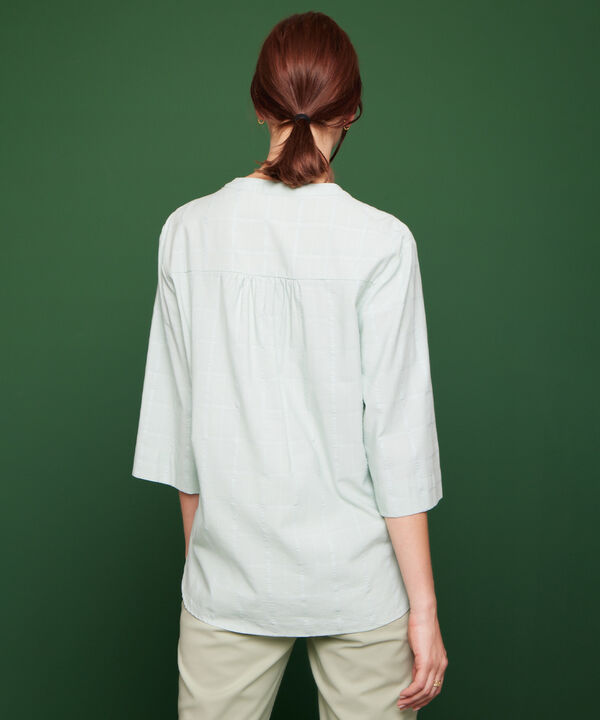 Blusa Unicolor Manga 3/4, Cuello Nerú Con Pechera, Botonadura Y Recogido En Espalda