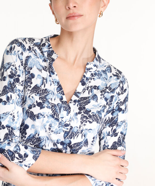 Camiseta Estampada Manga 3/4 Con Cuello Nerú Y Cuello En V