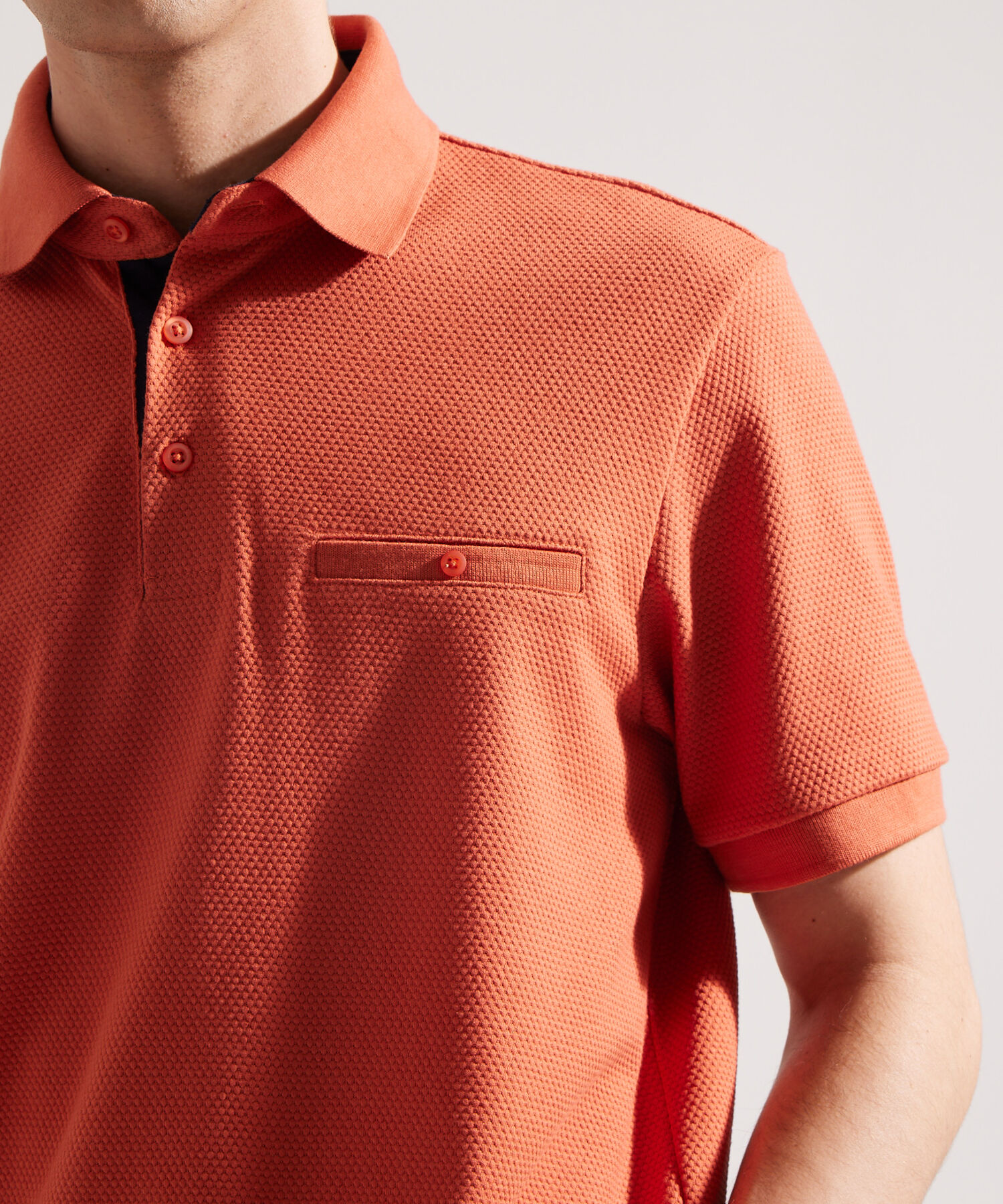 Polo Unicolor Regular Con Bolsillo De Ribete Tejido