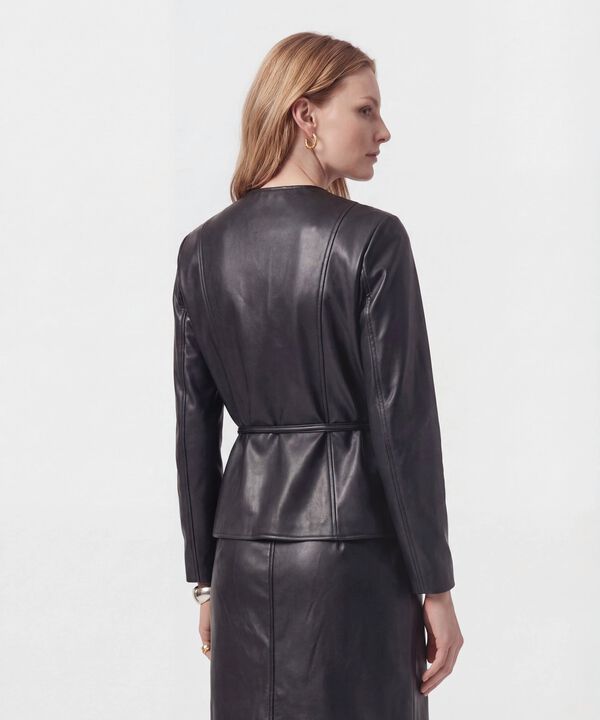 Chaqueta Textura Cuero Cintur&oacute;n Mujer