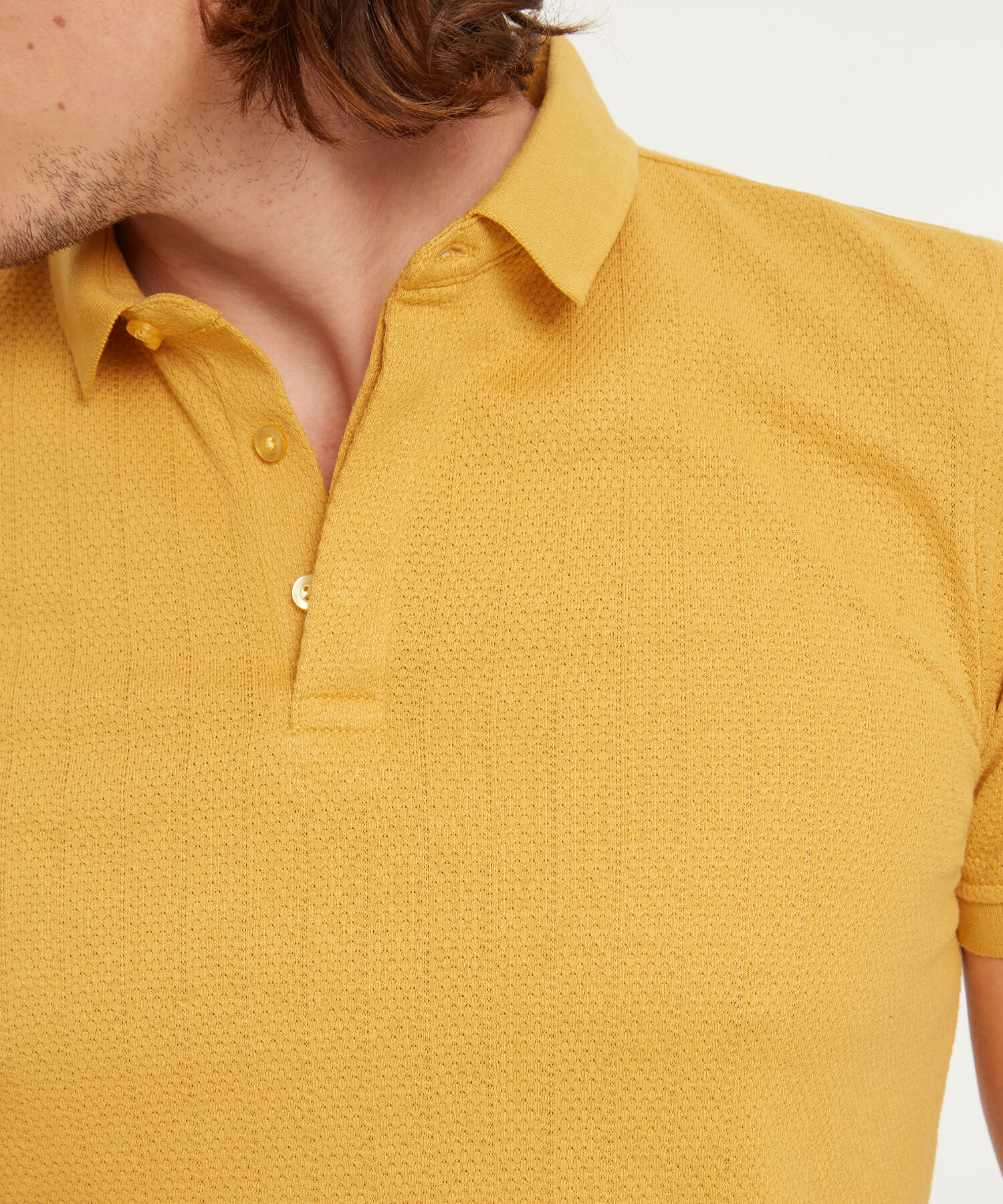 Polo Unicolor Textura Cuello Y Puños Tejidos, Pechera Con Abotonadura Interna Y Silueta Regular Fit, Safari Soft