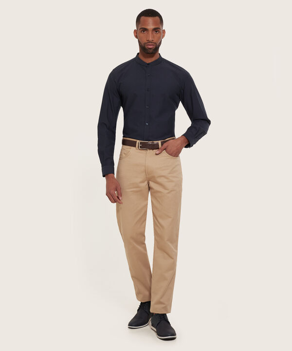 Pantalón Unicolor 5 Bolsillos Regular Fit.