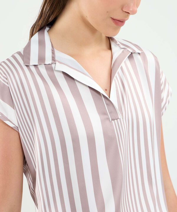 Blusa Manga Corta Corrida En Satin Para Mujer image number null
