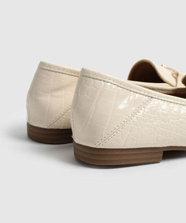 Mocas&iacute;n Plano Con Aplique Met&aacute;lico Mujer