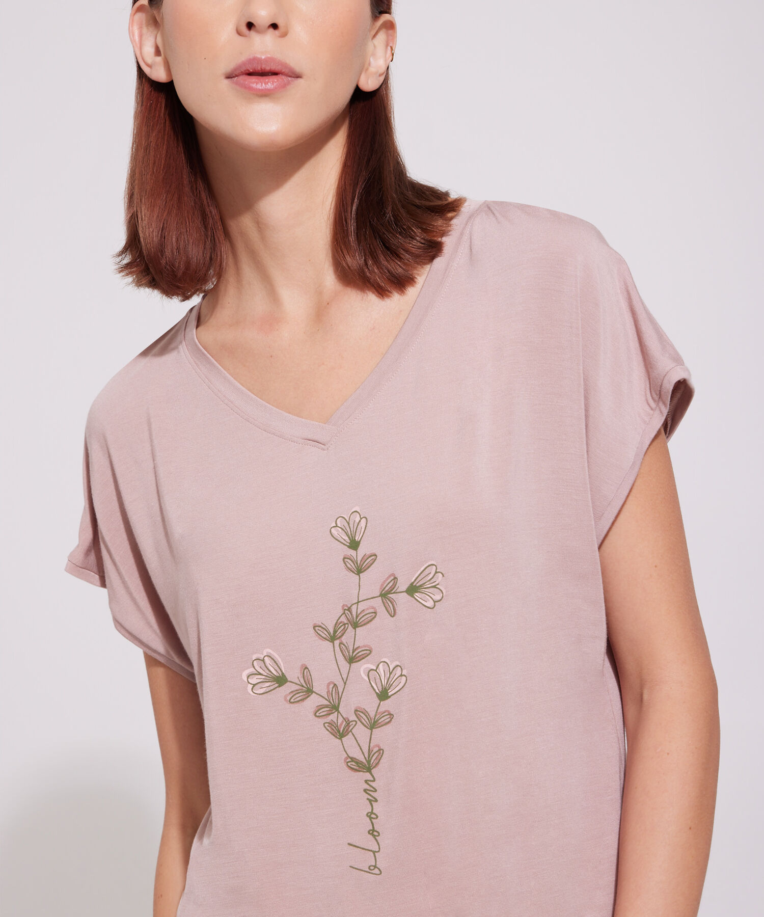 Pijama Camiseta Cuello En V Con Screen Y  Pantal&oacute;n Capri Tejido Plano