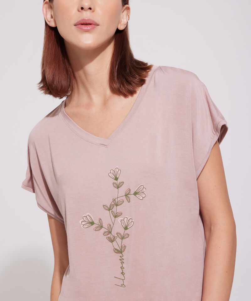 Pijama Camiseta Cuello En V Con Screen Y  Pantal&oacute;n Capri Tejido Plano