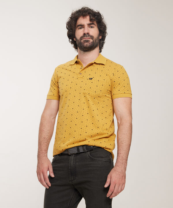 Polo Estampada, Cuello Y Puños Tejidos Con Bolsillo, Silueta Slim Fit, Safari Soft Línea Moda