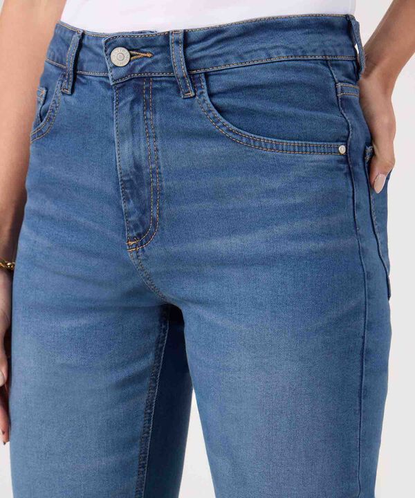 Jeans En Tono Azul  image number null