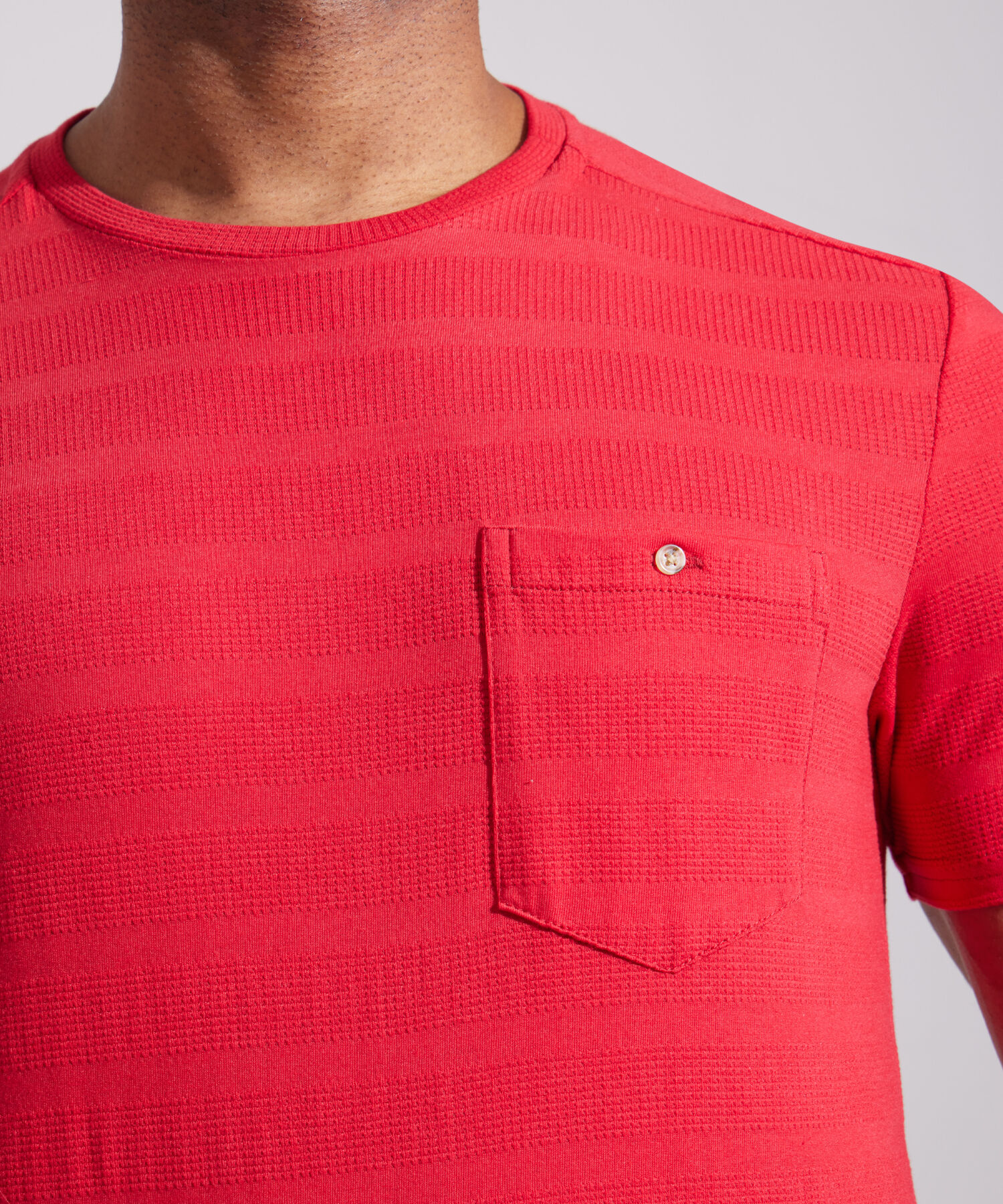 Camiseta Unicolor, Cuello Redondo Con Bolsillo De Parche