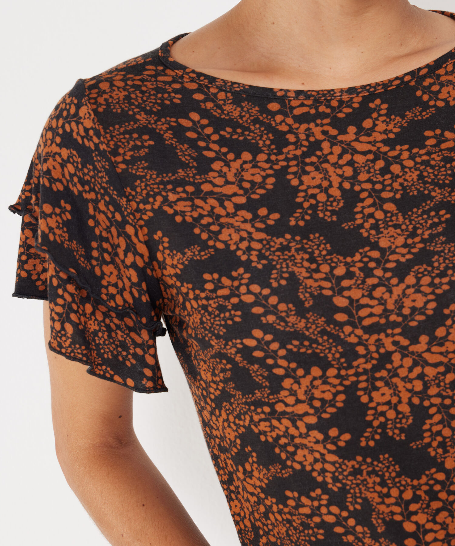 Camiseta Estampada Manga Corta Con Doble Vuelo