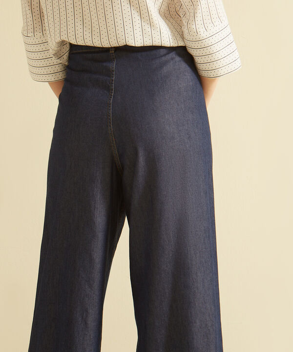 Pantalón Fluido Con Cinturón Tono Oscuro