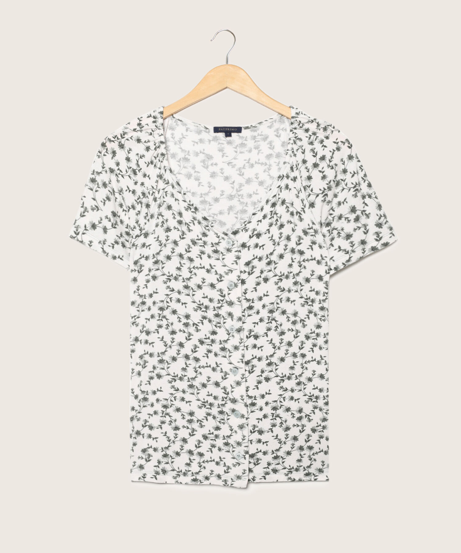 Camiseta Estampada Cuello V, Manga Corta Con Recogido Y Botonadura En Centro Frente