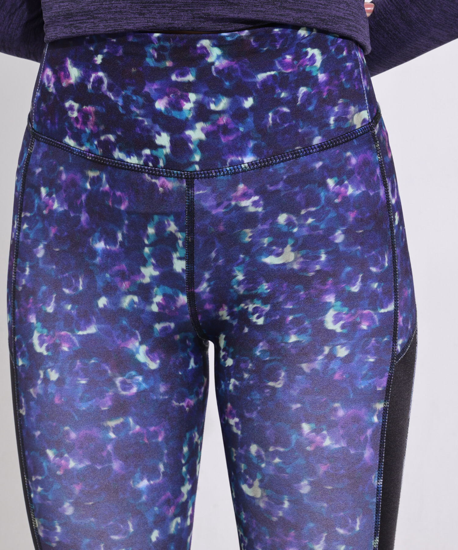 Leggings Estampado, Medio Con Tiro Alto Y Cortes Laterales