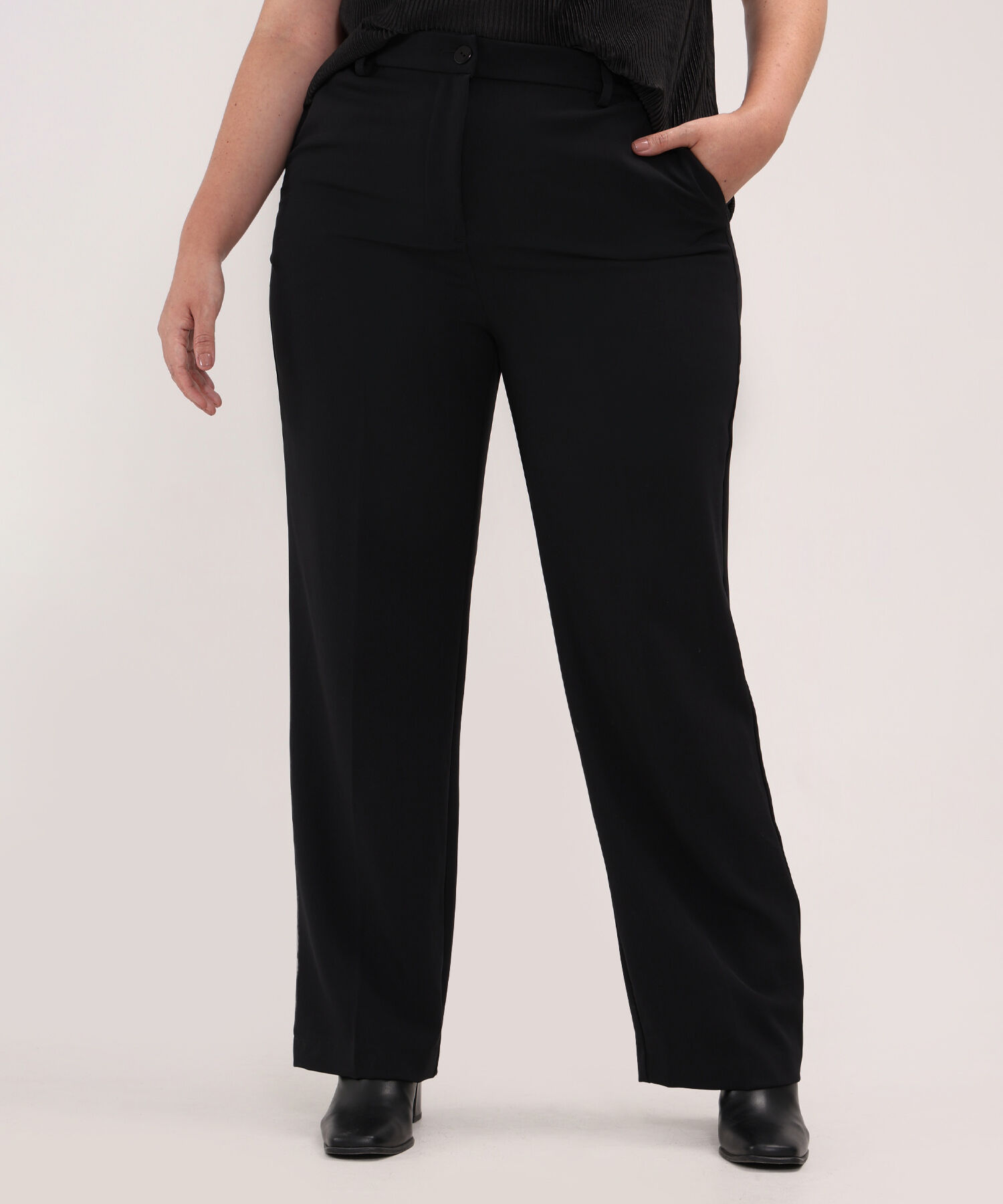 Pantalon Unicolor Encauchado En Pretina