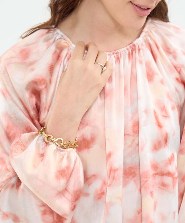 Blusa estampada con puños encauchados para mujer image number null