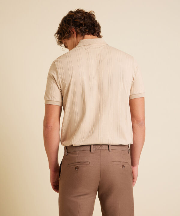 Polo Unicolor Con Textura Cuello Y Puños Tejidos Sin Bolsillo Con Silueta Regular Fit